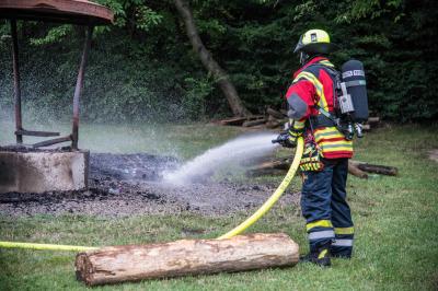 Aichwald: Brennende Holzbank an Grillstelle fuehrt zu Feuerwehreinsatz